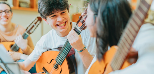 Joves tocant la guitarra